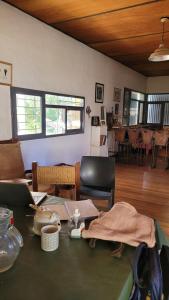 Una habitación con una mesa y sillas y una sala de estar. en Casadearte, en Arana