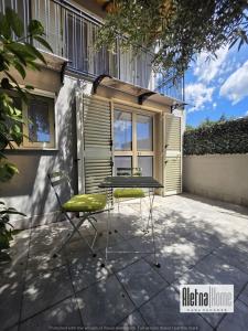 a table and two chairs in front of a building at ALETNA Home in Ragalna
