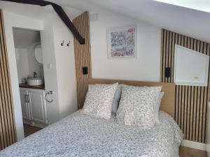 a bedroom with a bed with a wooden headboard at Appartement au pied de la forteresse in Châtel-sur-Moselle
