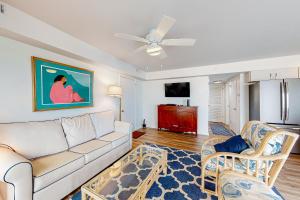 Una sala de estar con un sofá blanco y sillas. en Town of Bethany Beach -- 96C Second St, en Bethany Beach