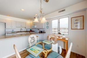 Una cocina y un comedor con una mesa de cristal y sillas. en Town of Bethany Beach -- 96C Second St, en Bethany Beach
