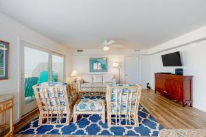 Una sala de estar con una mesa y sillas y un televisor. en Town of Bethany Beach -- 96C Second St, en Bethany Beach 16 fotos más