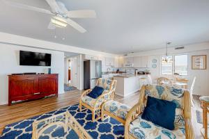 Una sala de estar con dos sillas y una cocina. en Town of Bethany Beach -- 96C Second St, en Bethany Beach