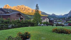 a view of a town with mountains in the background at Apartment 5 Torri, parcheggio in garage in Cortina dʼAmpezzo