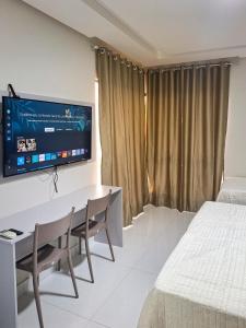 Μια τηλεόραση ή/και κέντρο ψυχαγωγίας στο Studio 08 - 2K Atalaia Apenas150m da Orla