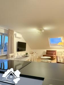 una sala de estar con un sofá y una mesa en Dreiländer Blick Apartments, en Lörrach