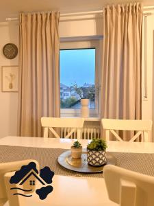 Un comedor con una mesa y una ventana. en Dreiländer Blick Apartments, en Lörrach