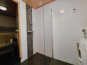 Ένα μπάνιο στο Cozy 2-room apartment with sauna & free parking +15 φωτογραφίες