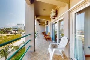 Balkoni atau teres di Suite C201 at Mara Laguna -Gold Standard Certified