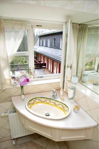 Vannas istaba naktsmītnē Romantik Hotel Jagdhaus Waldidyll