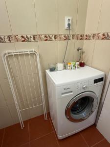 une laveuse et une sécheuse dans une petite pièce dans l'établissement HAREM romantic apartment, à Eger