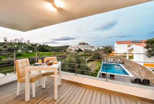 Un balcón con mesa y sillas y una vista en Quinta do Vau, en Mértola
