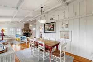 una sala da pranzo e un soggiorno con tavolo e sedie di Sunny oceanfront home with balcony, full kitchen, central AC, & washer/dryer a Summer Haven
