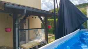 an outside view of a patio with an umbrella at Charmant appartement avec jardin in Figeac