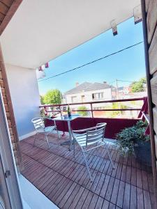 a patio with two chairs and a table on a balcony at 32 m2 appartement idéal famille avec parking privé in Berck-sur-Mer +13 photos