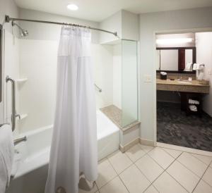 Ένα μπάνιο στο Courtyard by Marriott Franklin Cool Springs