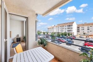 a balcony with a table and a view of a parking lot at Apartamento confortable en Altea in Altea