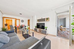 a living room with a couch and a table at Apartamento confortable en Altea in Altea