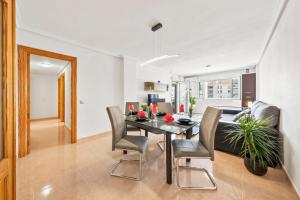 a dining room and living room with a table and chairs at Apartamento confortable en Altea in Altea