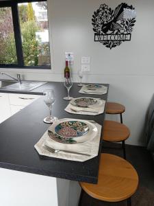 タウポにあるTawa Tiny Stays Luxury adults only with spaのキッチンカウンター(2皿、ワイングラス付) +27枚の写真