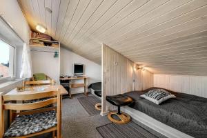 Habitación con cama y escritorio. en C11567-Hemmet-Kirkehojvej-36-S3, en Hemmet