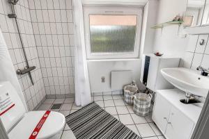 Un baño blanco con lavabo e inodoro. en C11567-Hemmet-Kirkehojvej-36-S3, en Hemmet 22 fotos más