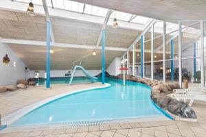 una gran piscina con un tobogán en un edificio en C11567-Hemmet-Kirkehojvej-36-S3, en Hemmet