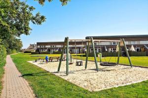 un parque infantil frente a un edificio en C11567-Hemmet-Kirkehojvej-36-S3, en Hemmet