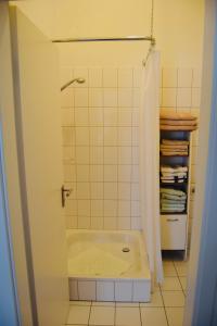 a bathroom with a shower and a bath tub at Ferienappartment in der City in Bremen
