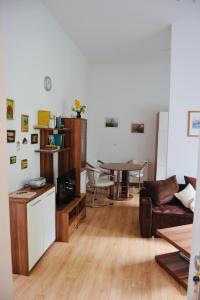 a living room with a couch and a table at Ferienappartment in der City in Bremen