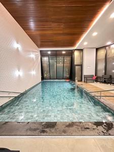 Swimmingpoolen hos eller tæt på Vista Ampla e Estilo Industrial nesse Lindo Loft