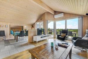 una sala de estar con un sofá y una mesa en C11329-Tarm-Sortbaervej-16, en Tarm