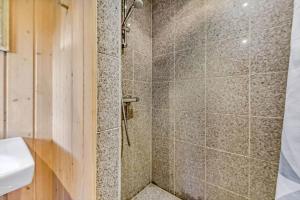 Un baño con ducha, inodoro y lavabo. en C11329-Tarm-Sortbaervej-16, en Tarm 30 fotos más