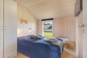 1 dormitorio con 1 cama azul en una habitación con ventana en C11329-Tarm-Sortbaervej-16, en Tarm