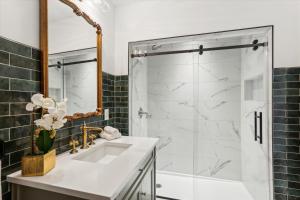 un bagno con lavandino e doccia di Franklin a Savannah Altre 35 foto