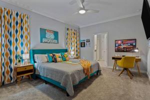 Ένα ή περισσότερα κρεβάτια σε δωμάτιο στο NEW 9Bdrm S. Facing Pool on Preserve near Dis/Univ