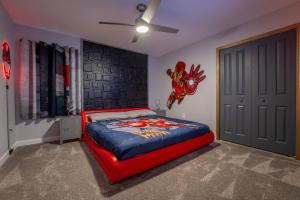 Ένα ή περισσότερα κρεβάτια σε δωμάτιο στο NEW 9Bdrm S. Facing Pool on Preserve near Dis/Univ