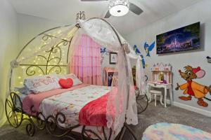 Ένα ή περισσότερα κρεβάτια σε δωμάτιο στο NEW 9Bdrm S. Facing Pool on Preserve near Dis/Univ +100 φωτογραφίες