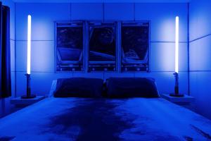 Ένα ή περισσότερα κρεβάτια σε δωμάτιο στο NEW 9Bdrm S. Facing Pool on Preserve near Dis/Univ