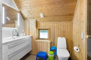 a small bathroom with a toilet and a sink at LL250-Humble-Kystvej-7 in Humble