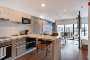 La Mar by Geko في ليما: مطبخ مع جزيرة كبيرة في وسط الغرفة