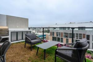 a patio with chairs and a table on a balcony at La Mar by Geko in Lima