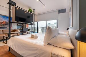 La Mar by Geko في ليما: غرفة نوم مع سرير أبيض كبير مع تلفزيون بشاشة مسطحة +27 صورة