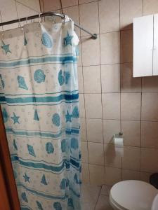Bilik mandi di Cabañas Bosques del Totoral