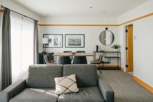a living room with a couch and a table at Station Touristique Duchesnay - Sepaq in Sainte-Catherine