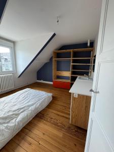 Pokój z łóżkiem, umywalką i schodami w obiekcie Charmante petite maison en plein centre-ville w mieście Mayenne