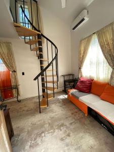 Posezení v ubytování Stylish 1BR Near Downtown & UL - Perfect for Couples & Solo Stays