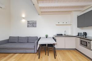 un salon avec un canapé et une table dans l'établissement BG Suite, à Bergame