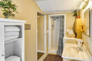 Ένα μπάνιο στο 4 Mi to Rainbow Lake! Cozy Forest-View Gem with Deck +16 φωτογραφίες