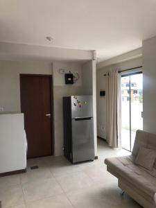 un soggiorno con frigorifero e divano. di CÉNTRICO DEPARTAMENTO con HERMOSA VISTA y amplios BALCONES a Santa Cruz de la Sierra